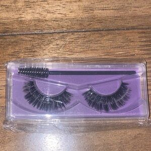 Black False Eyelashes with Applicator